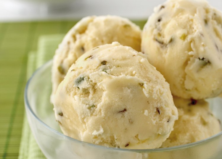 Low fat pistachio yogurt ice cream