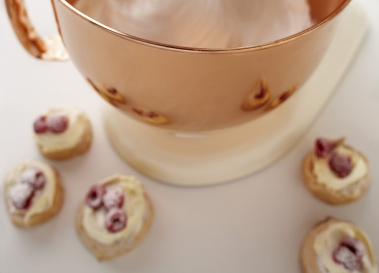 Petite sugar meringues