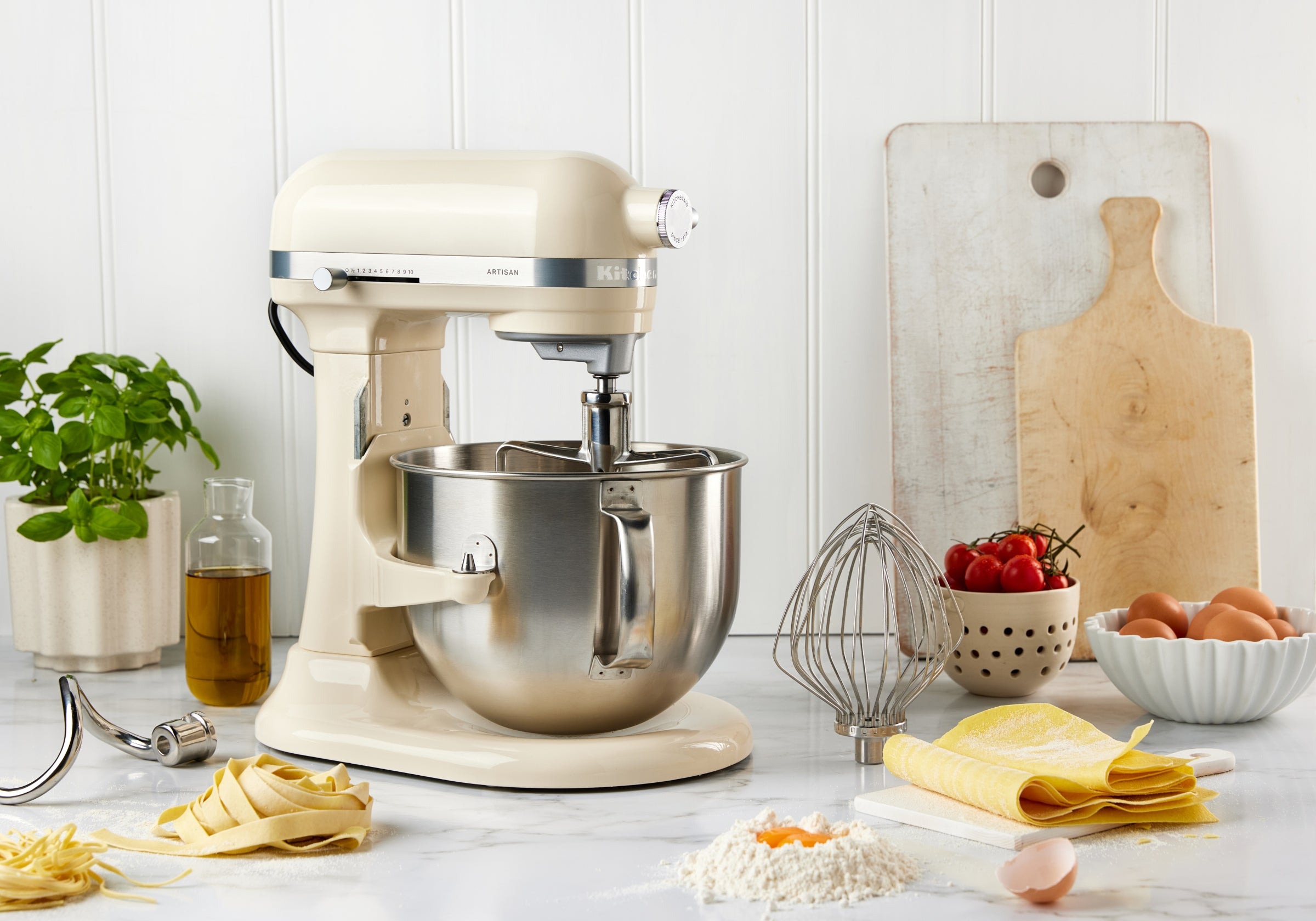 Artisan Bowl-Lift Stand Mixer KSM70