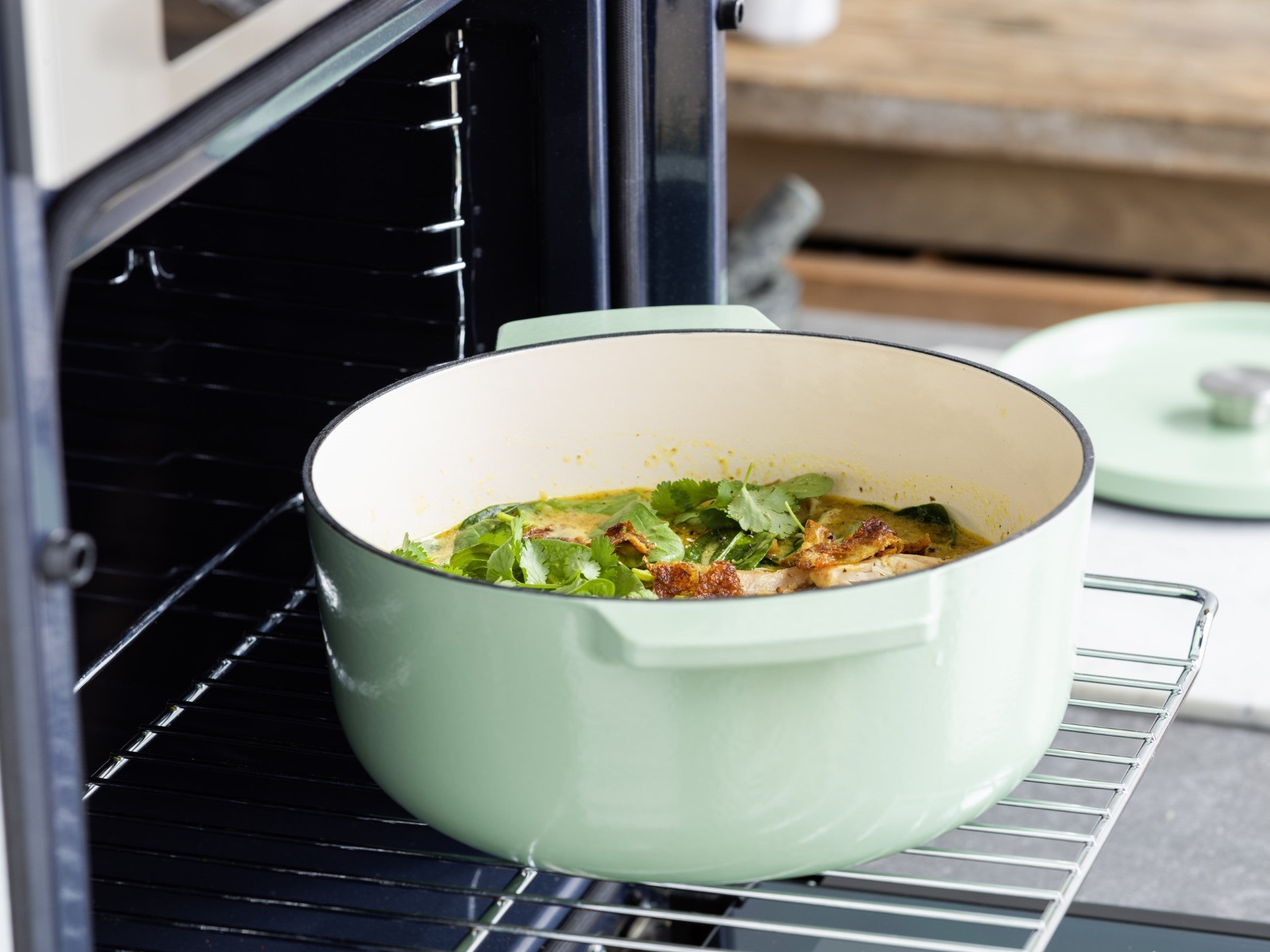 Covered Casserole 26cm (5.2L) Pistachio