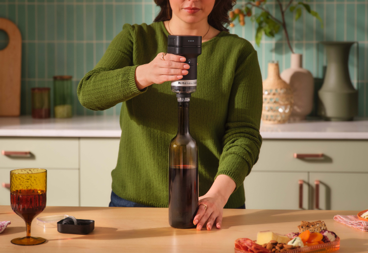 Enjoy unused wine with a vacuum wine stopper 