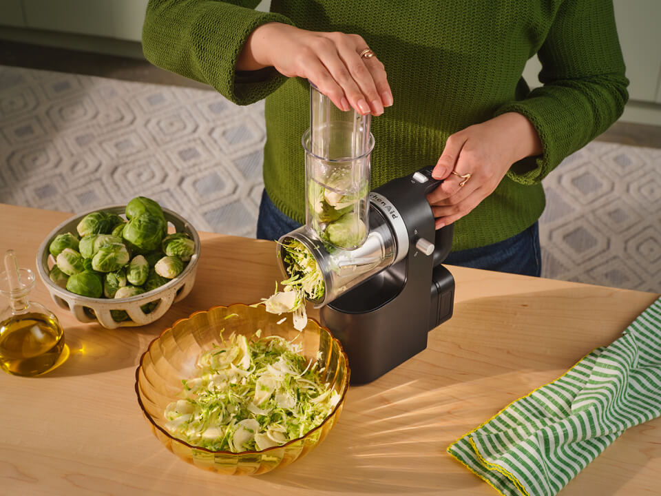Feed tube with pusher